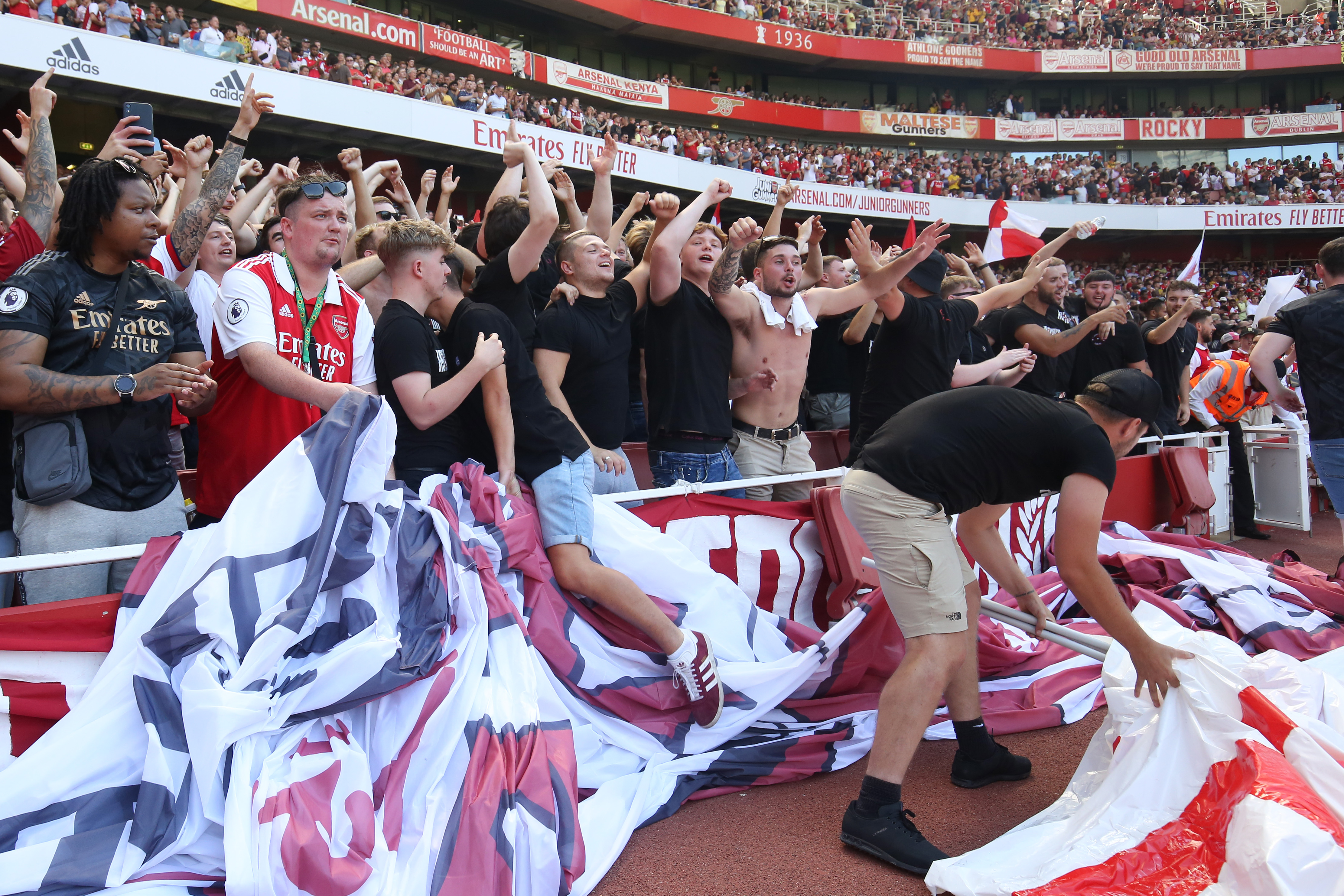 Arsenal boss Mikel Arteta hails loyal Gooners as Gunners ease past Leicester 