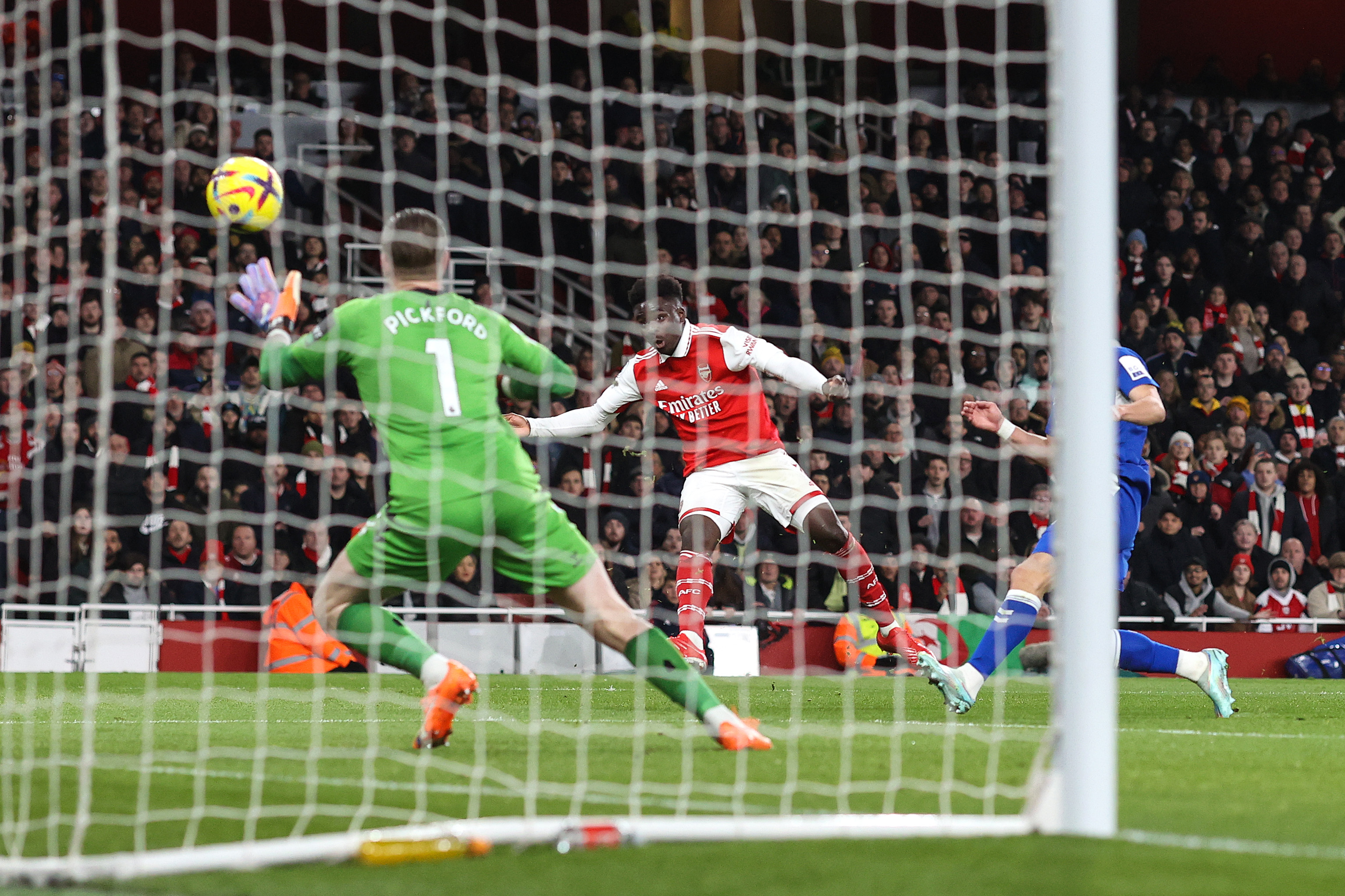 Arsenal thrash Everton 4-0 to move five points clear at the top of the Premier League 