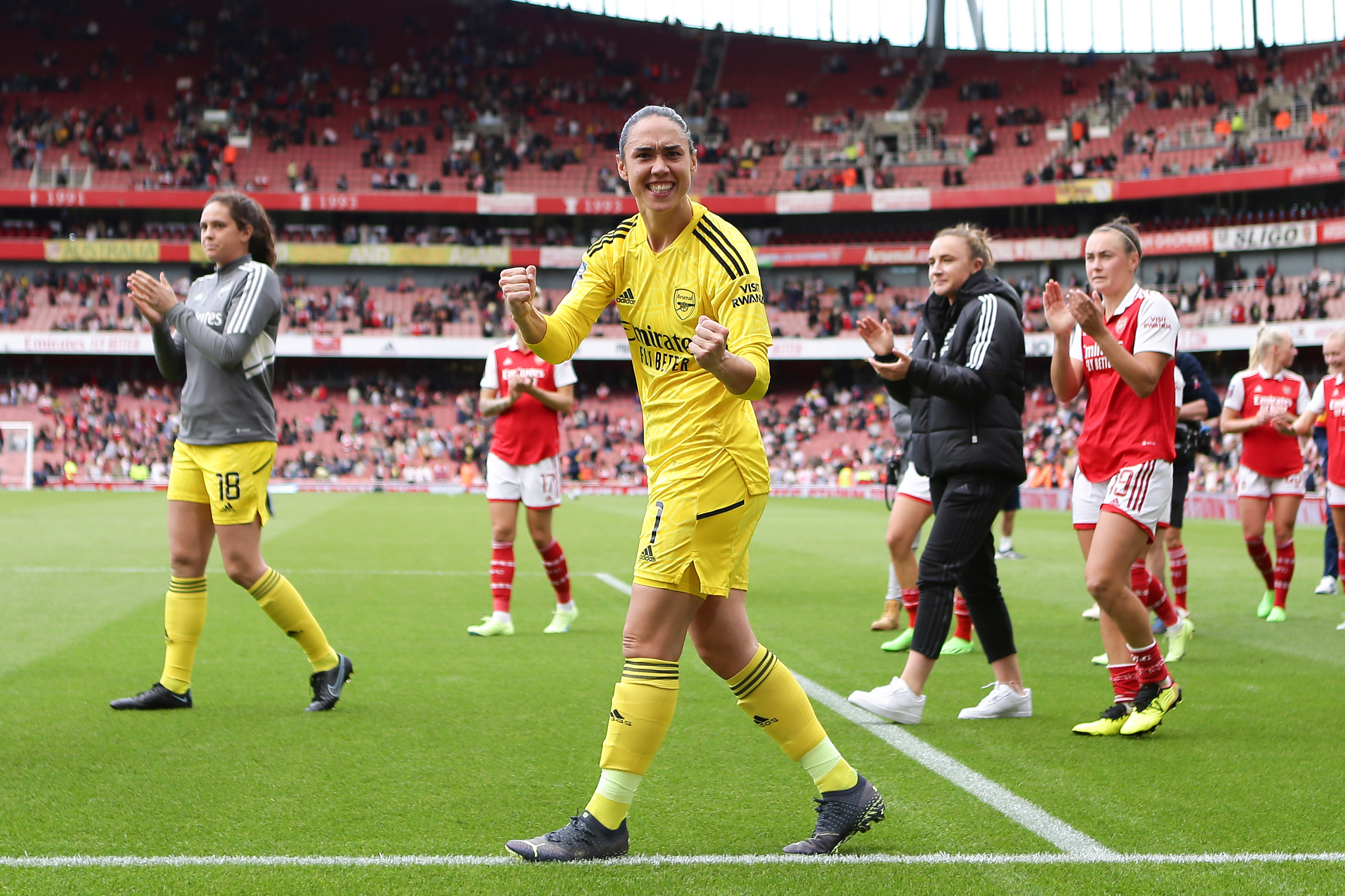 Arsenal goalkeeper Manu Zinsberger signs new contract