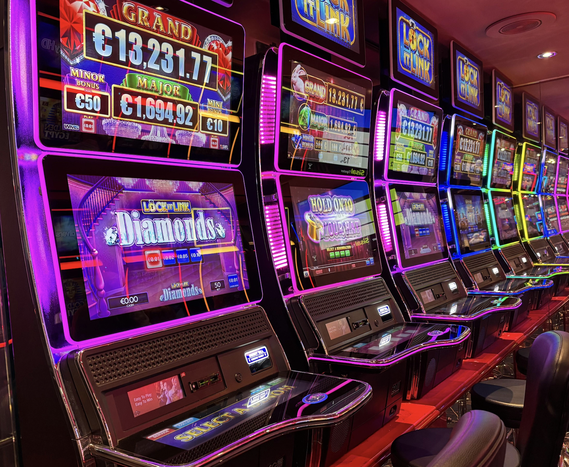 Exploring Special Features and Functions in Online Slot Games 