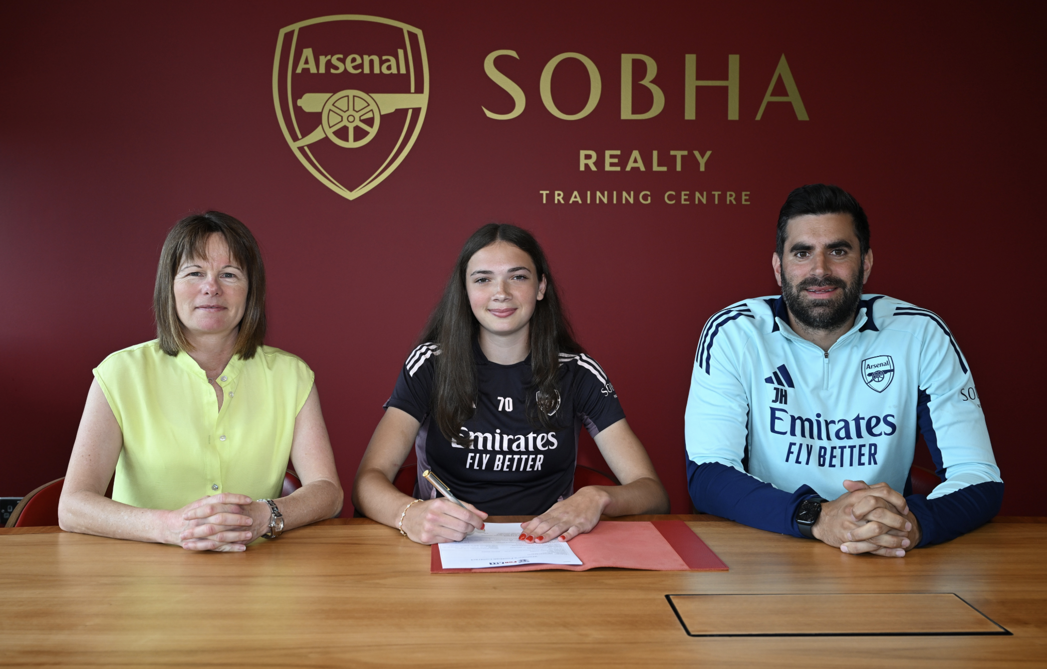 Cecily Wellesley-Smith signs first professional contract with Arsenal Women