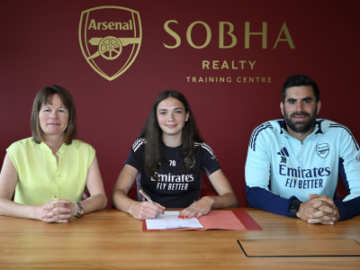 Cecily Wellesley-Smith signs first professional contract with Arsenal Women