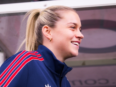 Alessia Russo signs new long-term contract with Arsenal