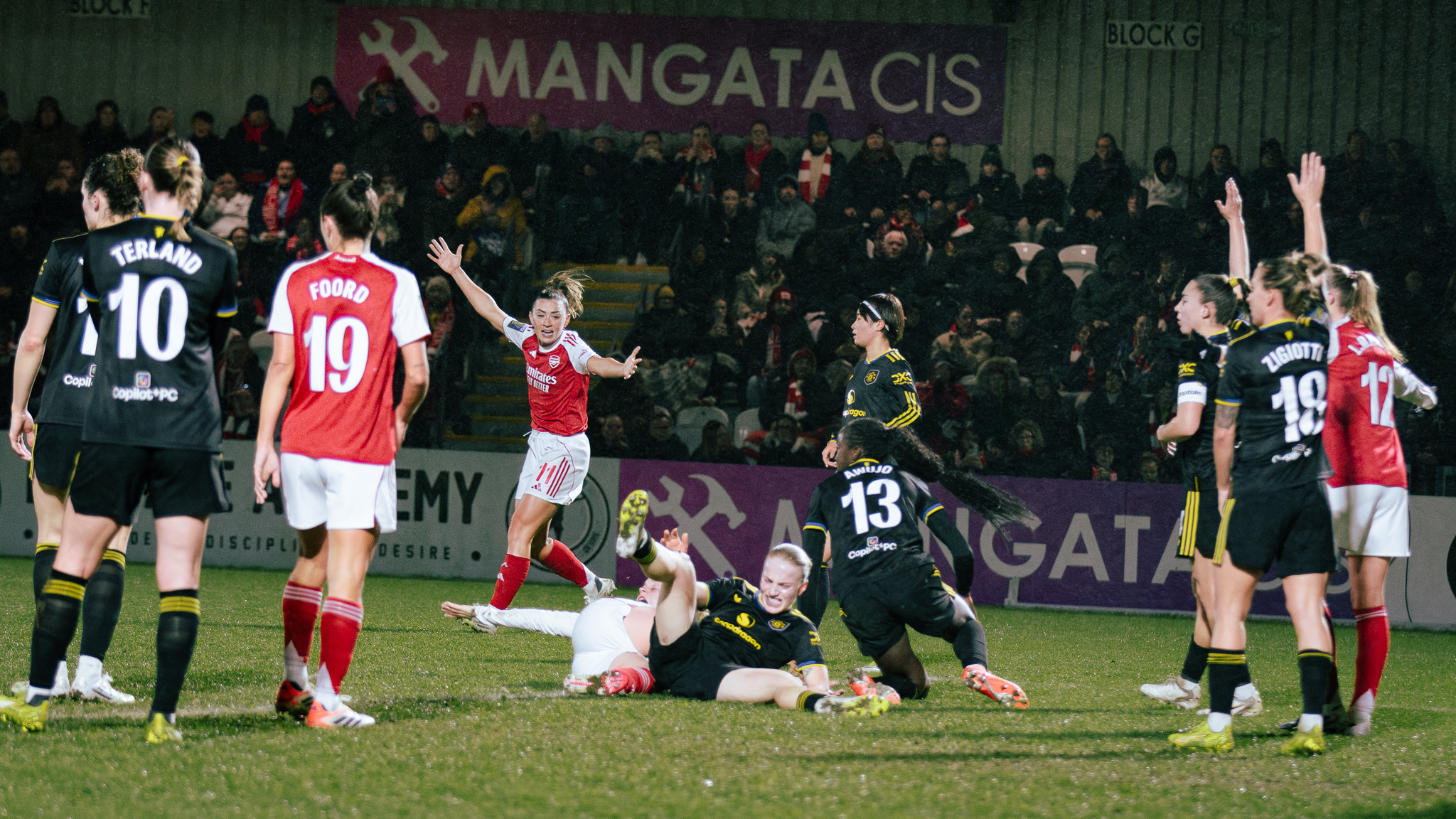 Gallery: The best shots from Arsenal Women vs Manchester United by Suzy Lycett
