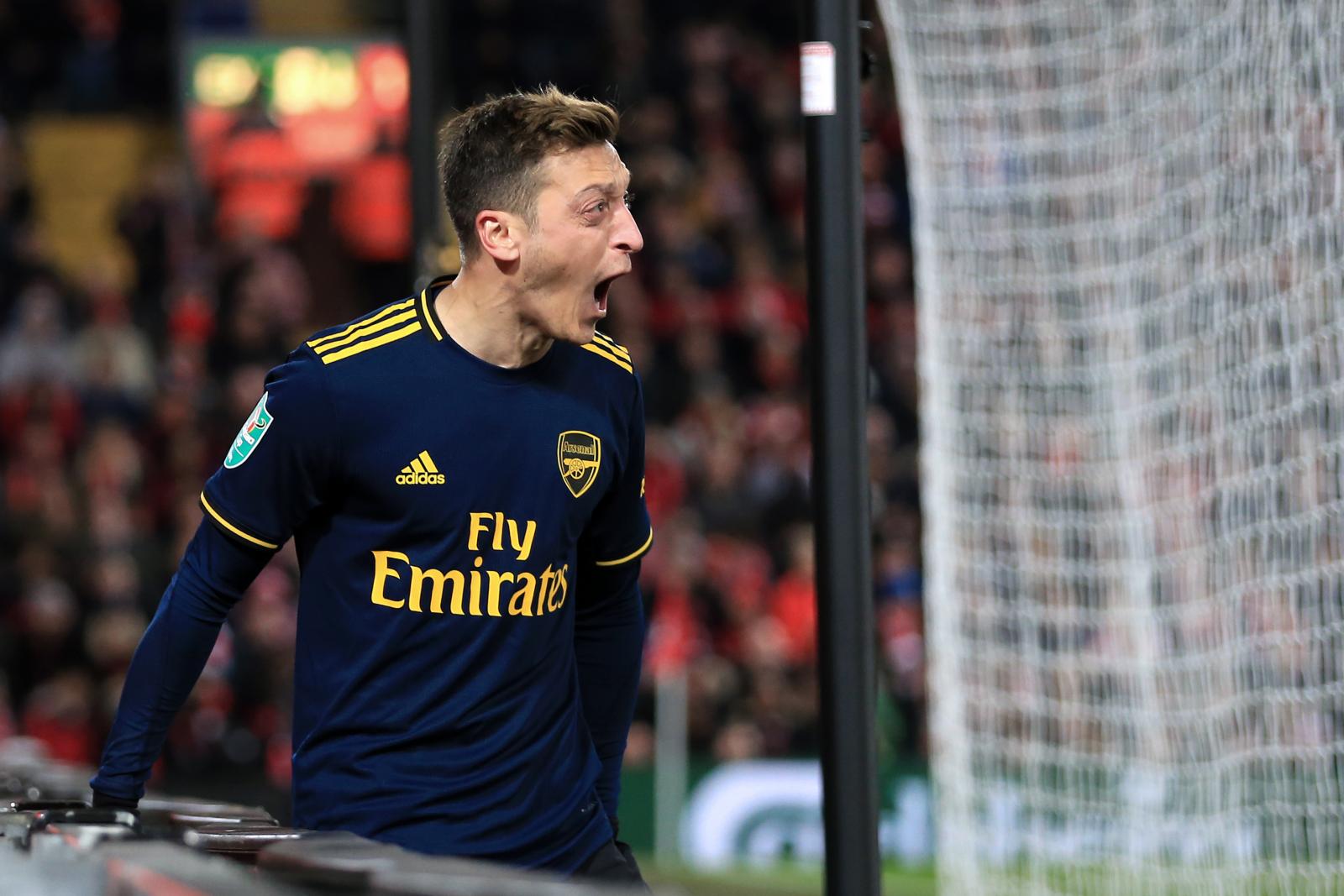 Ozil: Fenerbache set to sign Arsenal midfielder according to reports from Turkey 